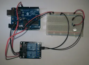 2fach Relaisplatine mit Arduino Uno und einer kleinen LED Schaltung.