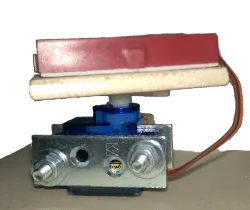 Mini Servo mit Breadboard für den Ultraschall Sensor.