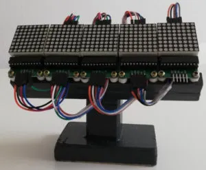 MAX7219 Shields auf einem Stativ