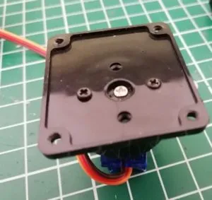 Montage des Servomotors an der Bodenplatte