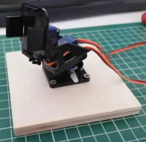 PanTilt Bausatz auf Bodenplatte montiert