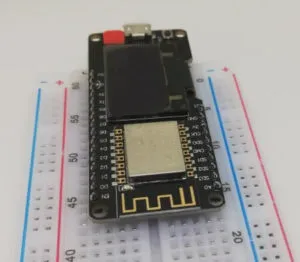 NodeMCU auf einem Steckbrett verbaut