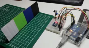 Testaufbau für den Vergleich mit den Farben weiß, grün, blau und schwarz.