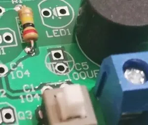 Steckplatz für den Kondensator für den Metall Detektor.