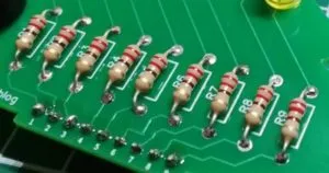 eingelötete, 220 Ohm Widerstände auf der Platine