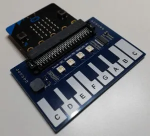 BBC micro:bit mit aufgesteckter Piano Erweiterungskarte