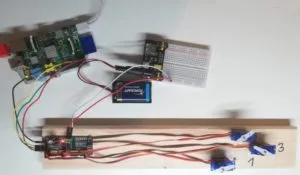 Raspberry PI Modell B+ mit Adafruit PCA9685 Modul und 3 Servomotoren vom Typ SG90
