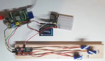 Raspberry PI Modell B+ mit Adafruit PCA9685 Modul und 3 Servomotoren vom Typ SG90