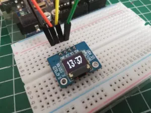 Uhrzeit in Textgröße 2 auf dem 0,42 Zoll OLED Display