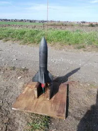 DIY Modellbaurakete auf Startrampe