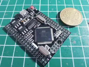 Mega 2560 Pro mini größenvergleich mit einer 50 Cent Münze