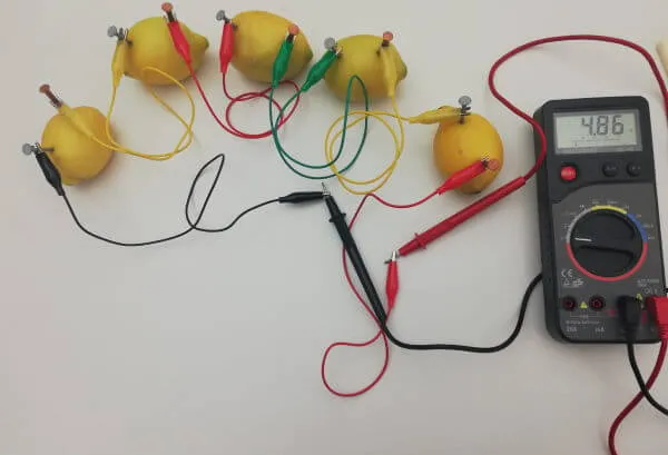 Aufbau einer Zitronenbatterie