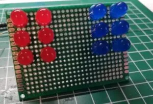 Schritt 1 - positionieren der LEDs in den Ecken der Lochrasterplatine