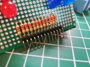 Schritt 2 - auflöten der Widerstände und der Stiftleiste