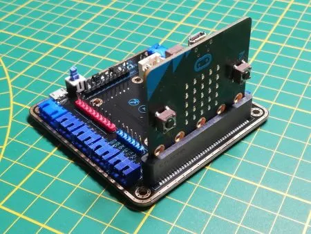 Expansionboard mit aufgestecktem BBC micro:bit