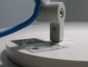 Gelenk der Tischleuchte montiert