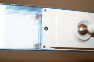 Lichtsensor (LDR) auf der Rückseite des Schirms der Tischleuchte