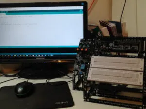 Totem Mini Lab mit I/O Side Panel auf dem Schreibtisch