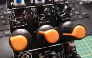 Drehpotentiometer am I/O Side Panel von Totem