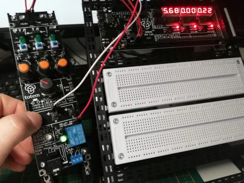 Taster gedrückt -> Relais ist angezogen