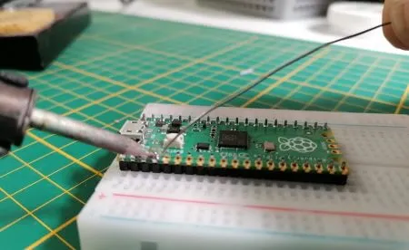 Löten der Stiftleisten auf einem 400 Pin Breadboard