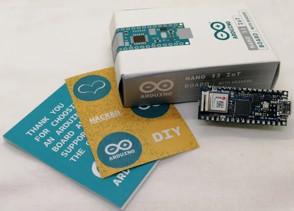 Lieferumfang des Arduino Nano 33 IoT