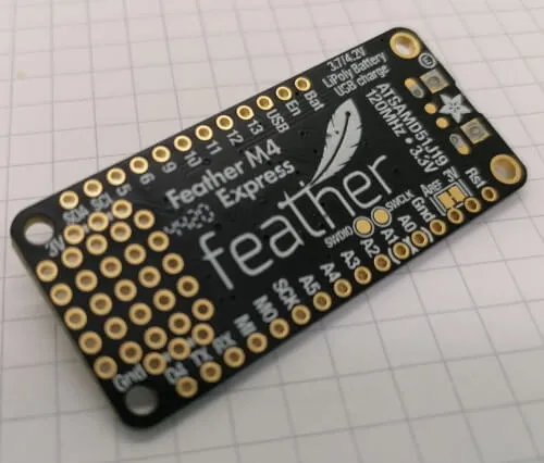 beschriftete Rückseite des Adafruit Feather M4 Express
