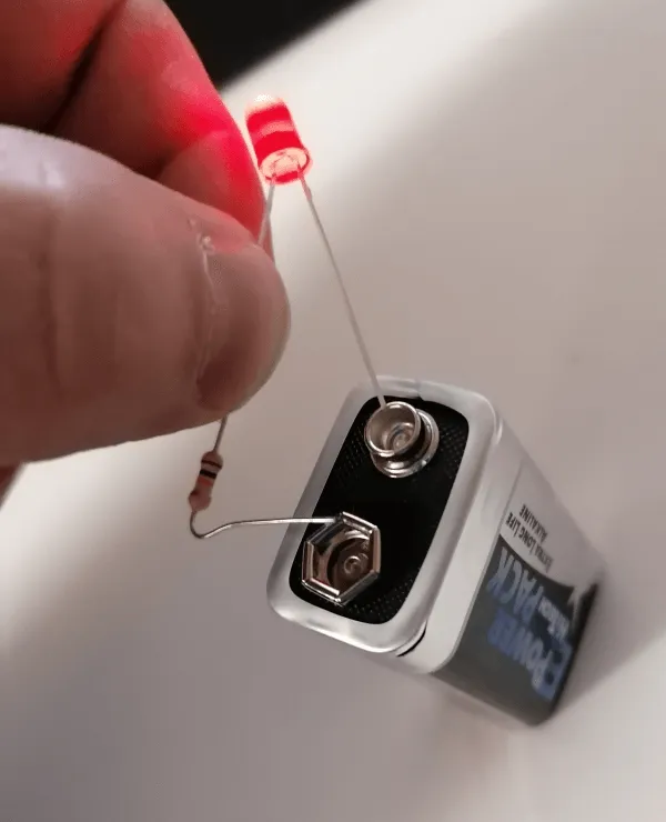 LED & Vorwiderstand an 9V Blockbatterie