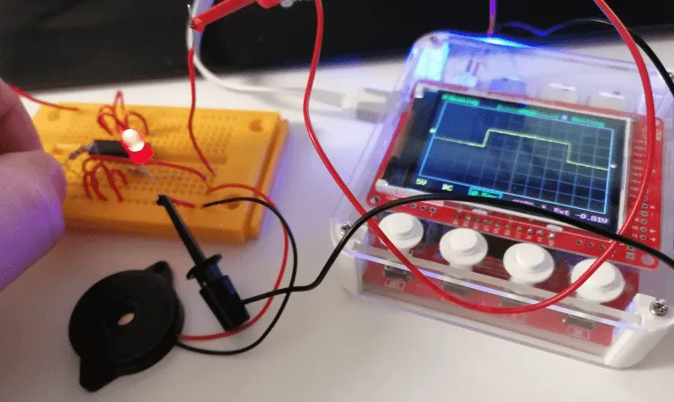 Angeschlossenes mini Osziloskop vom Typ DOS-138