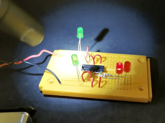 aktivierte rote LED mit Taschenlampe