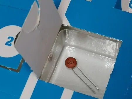 100nF Keramikkondensator aus dem sechzehnten Türchen des Conrad Adventskalender 2021