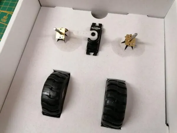 totem Mini Trooper - DC Motoren, Servo und Reifen