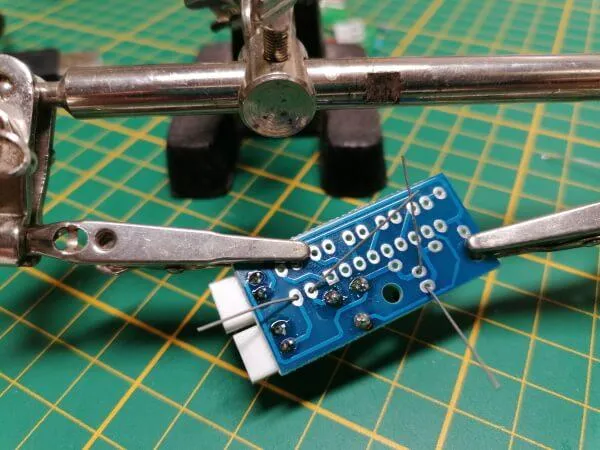 Platine in der dritten Hand zum löten