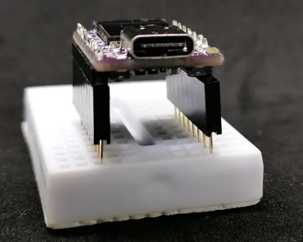 ESP32 C3 mit langen Buchsenleisten auf Breadboard
