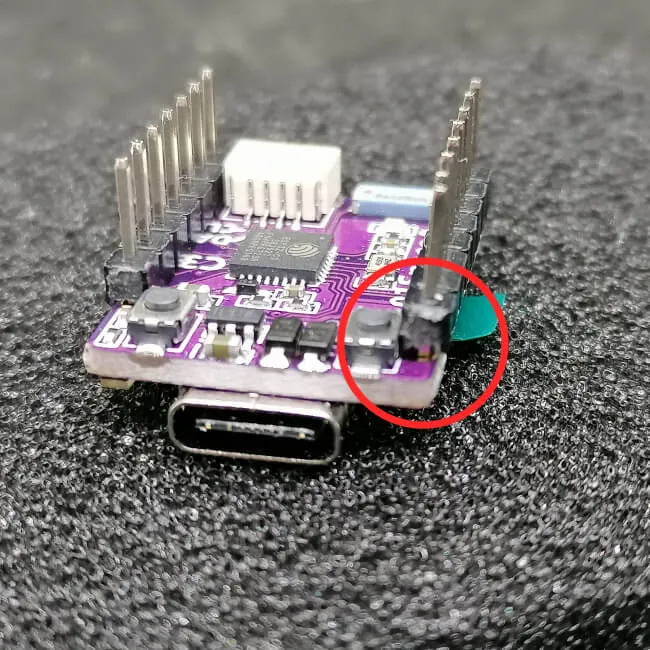 Stiftleiste stößt an Taster