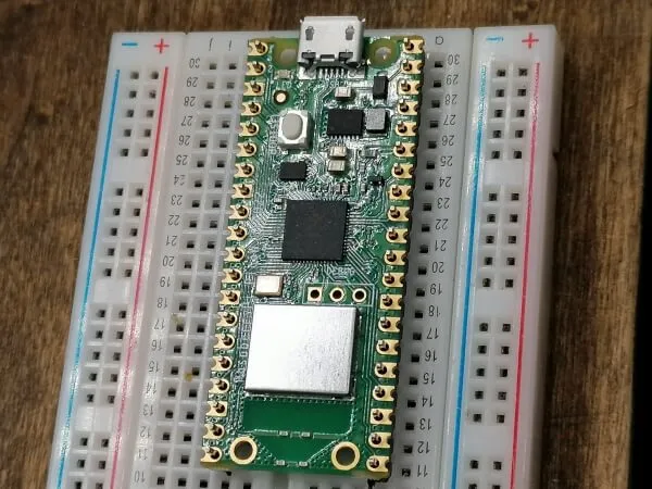 Raspberry Pi Pico W auf Breadboard mit Stiftleisten