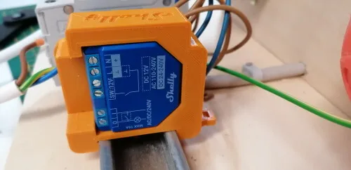 Shelly mit Hutschienenadapter