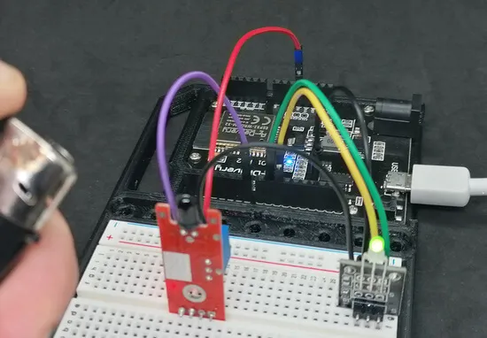 Farbe Grün aktiviert an der Dual-Color LED