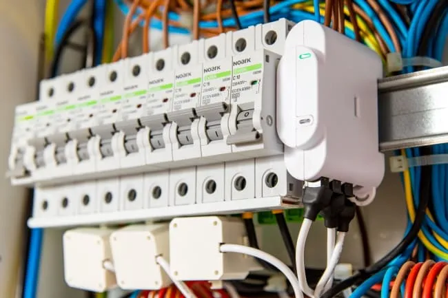 Shelly 3EM auf Hutschiene montiert