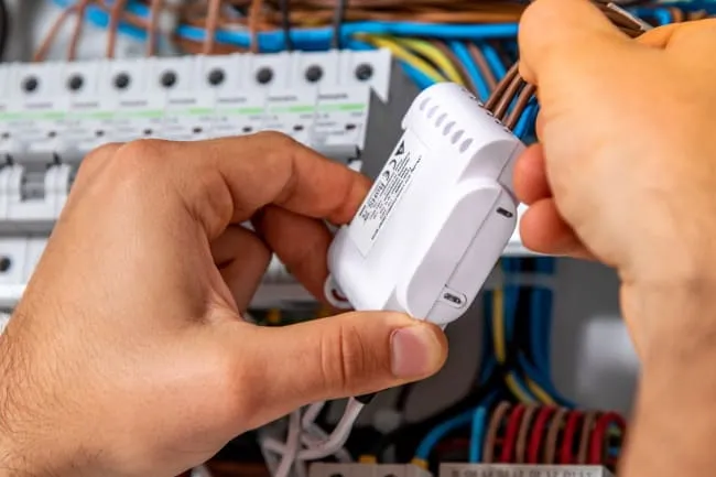 Installation eines Shelly Smart-Energie-Monitors in einen Schaltschrank