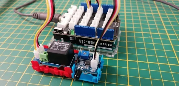 Arduino UNO R3 mit Grove Flammensensor & Grove Relais Shield