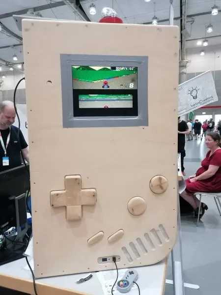 riesen Game Boy mit einem verbauten RetroPi
