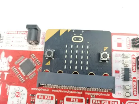BBC micro:bit eingesteckt im EDU:BIT