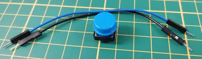 Taster & Breadboardkabel für den RESET-Taster