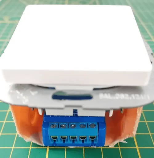 Shelly Plus 1 Mini unter einem Schalter in einer Hohlwanddose