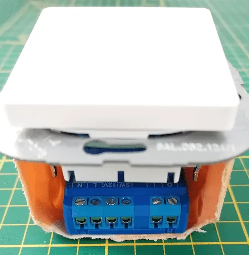 Shelly Plus 1 unter einem Schalter in einer Hohlwanddose