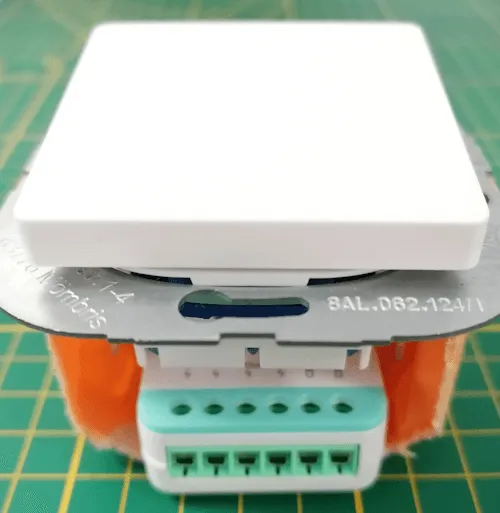 Sonoff Mini Extreme unter einem Schalter in einer Hohlwanddose