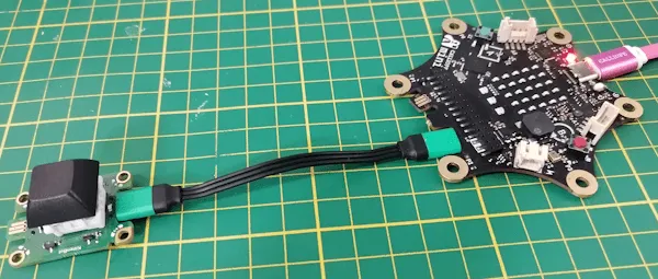 Calliope Mini 3 mit Taster über JacDac Schnittstelle verbunden