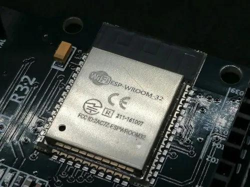 ESP-WROOM-32 Chip auf dem ESP32 D1 R32