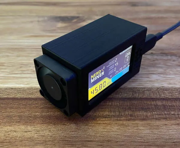 Nerd Miner v2 im Gehäuse mit Lüfter von Makerversum